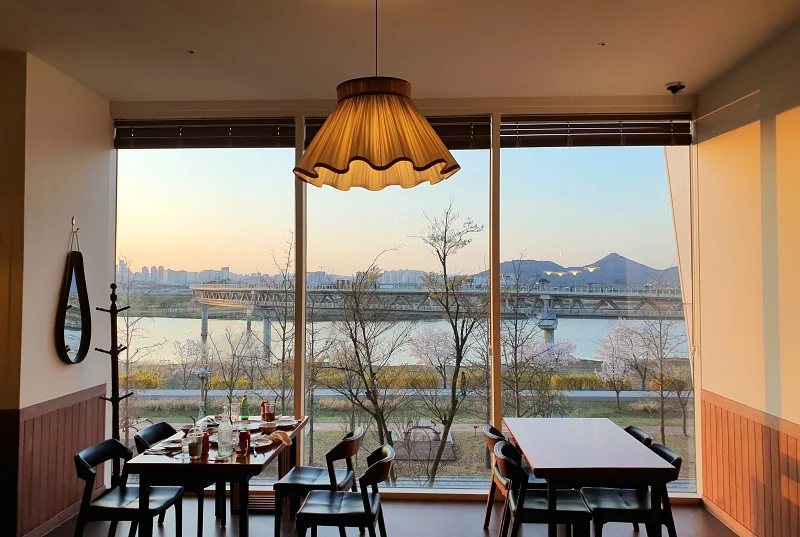 피제리아지알로 창가좌석