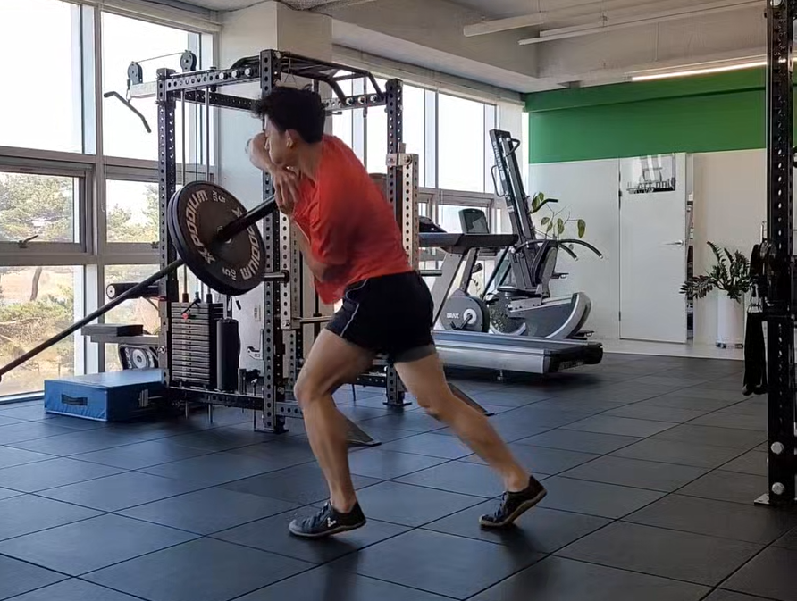 랜드마인 운동을 하고 있는 사람의 모습