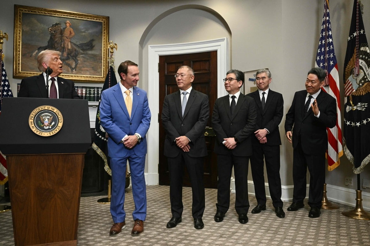 정의선 현대차그룹 회장이 3월 24일(현지 시간) 백악관 루스벨트룸에서 도널드 트럼프 미국 대통령이 지켜보는 가운데, 향후 4년 동안 210억 달러(약 30조8175억원) 규모의 대미 신규 투자 계획을 발표했다. 정 회장 옆에 장재훈 현대차 부회장, 성 김 현대차 사장, 서강현 현대제철 사장 모습.