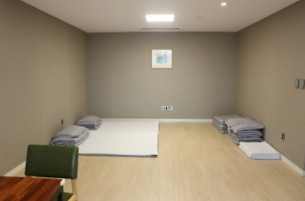 15,000
※ 인원 추가 금액 (명)
- 4세 이상 적용 (한국 나이 기준)
무료
※ 조식 추천
- 한식 뷔페 (밥,국 외 찬이 제공됩니다.) - 일정 인원 이하시 차림상 제공