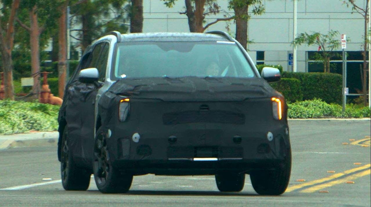 기아 중형 SUV 신형 '쏘렌토 페이스리프트(MQ4)' 모델의 위장막 테스트카가 새롭게 포착됐다.