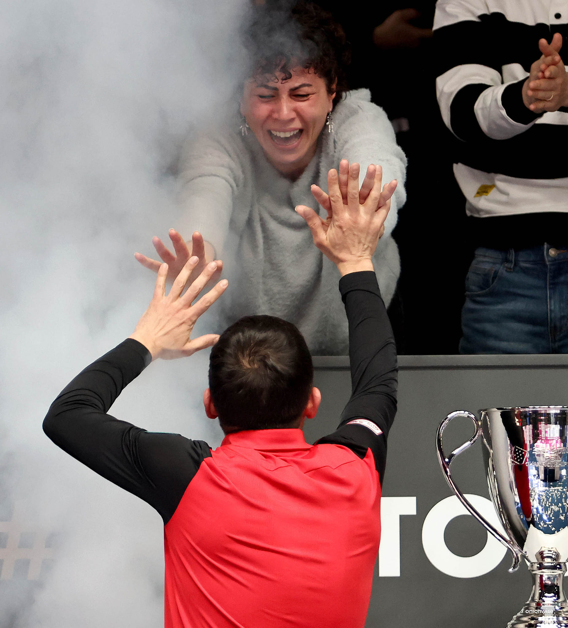 PBA투어에서 첫 우승을 차지한 초클루가 아내와 하이파이브를 하는 장면