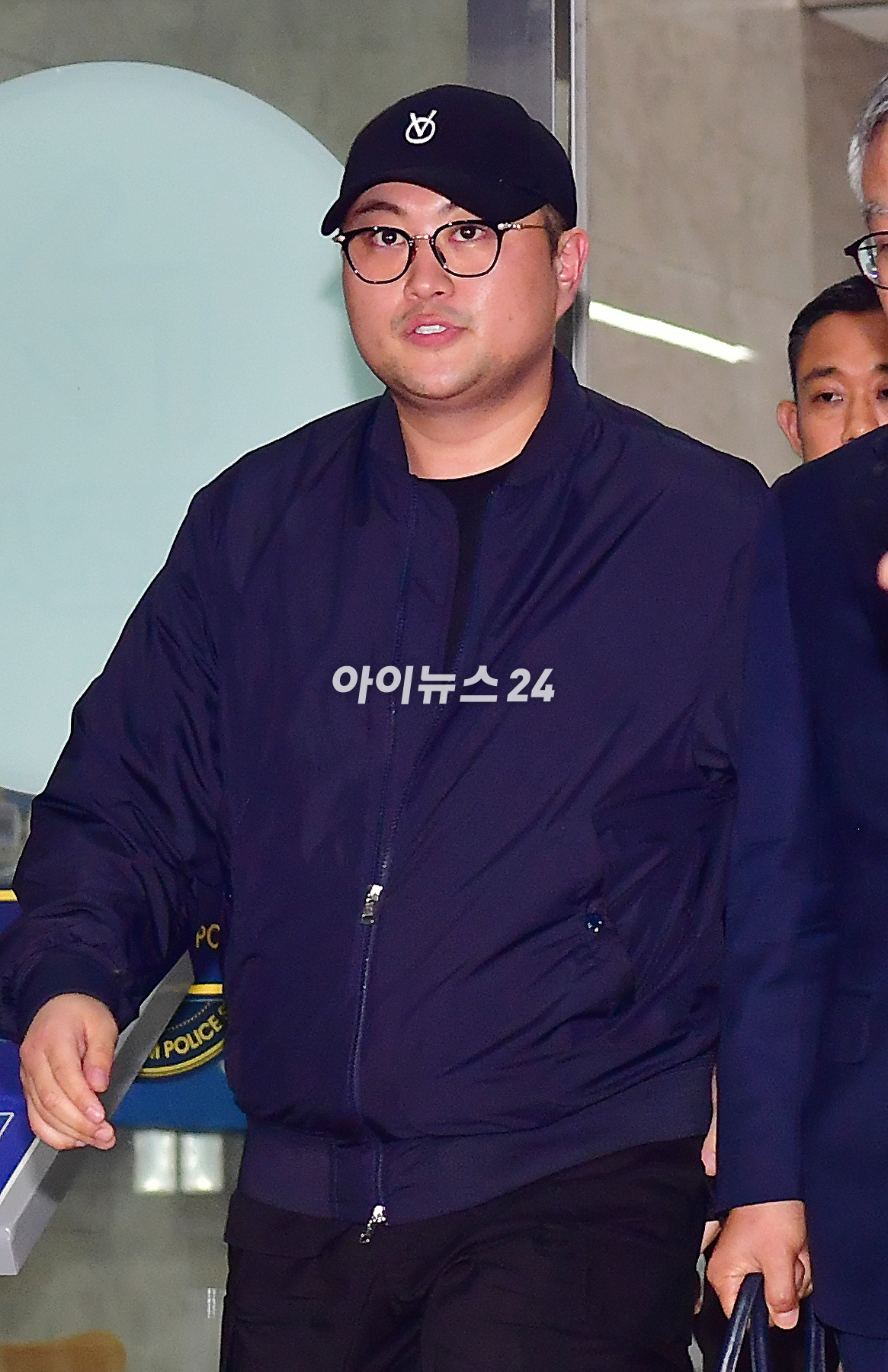 음주 뺑소니 혐의를 받는 트로트 가수 김호중이 지난 21일 오후 서울 강남구 강남경찰서에서 조사를 마친 뒤 경찰서를 나서고 있다. [사진=곽영래 기자]