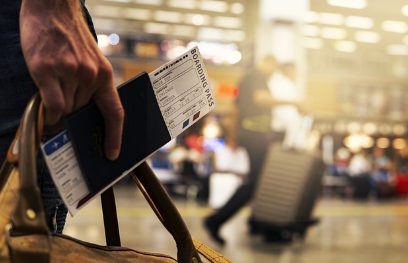 인천공항 긴급여권 발급 방법 위치 주의사항 총정리와 관련된 여권을 들고 있는 사람의 손 사진