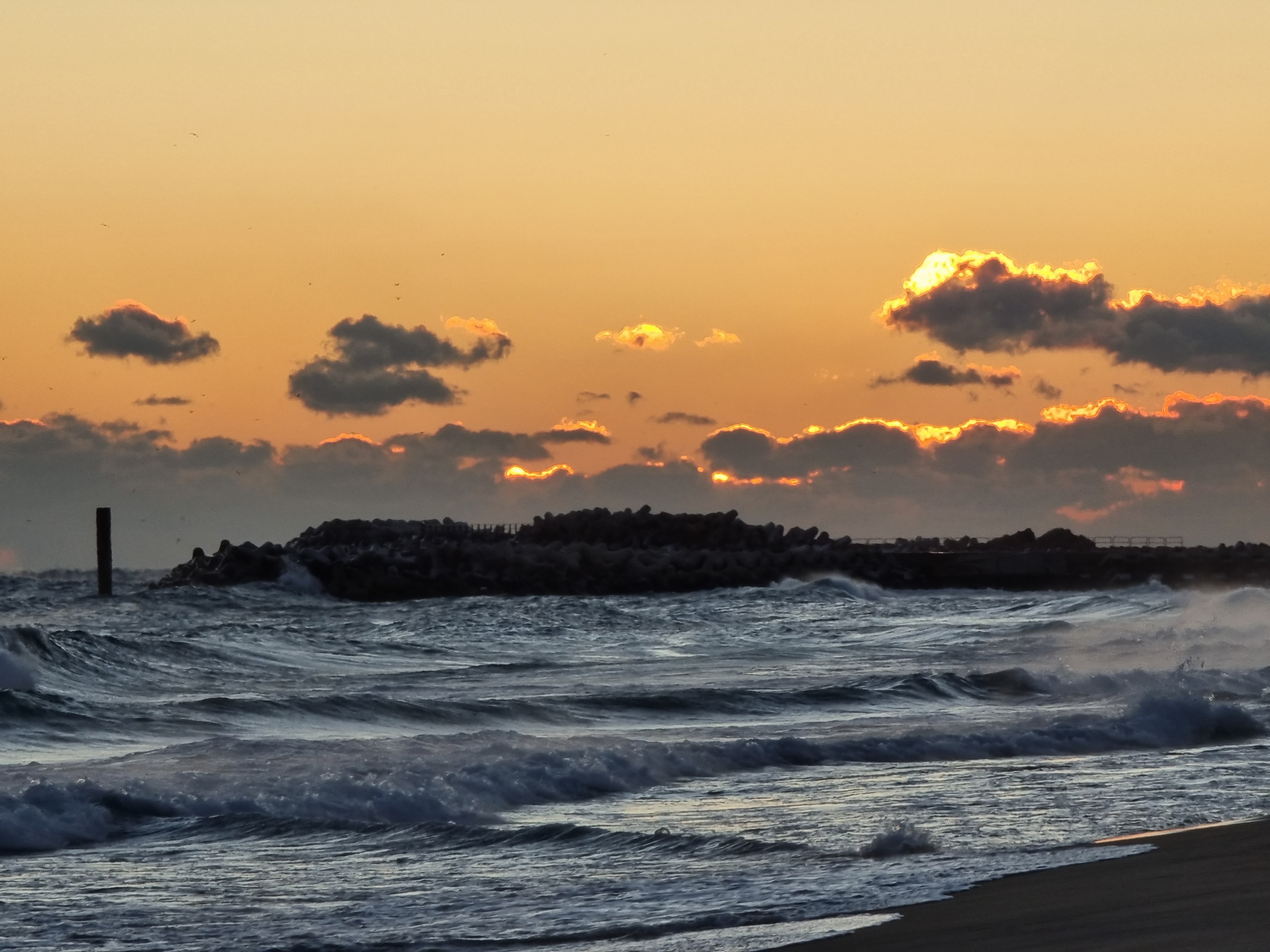 리조트 해변 일출 전 모습