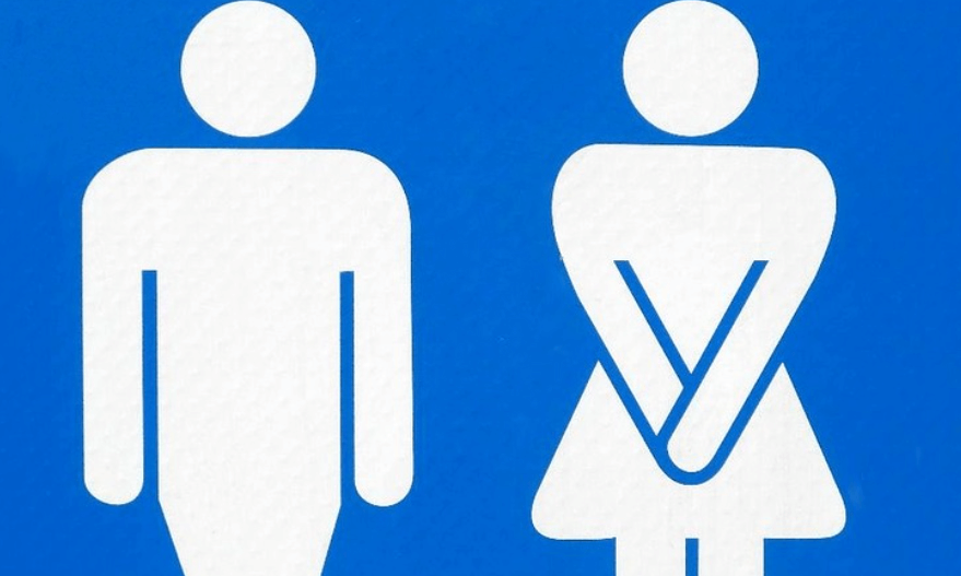 소변이 자주 마려운 증상을 겪고 있는 여성