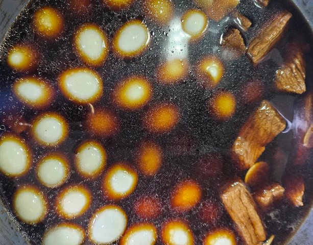 소고기메추리알장조림-소고기 푹 삶은 후 메추리알 넣기