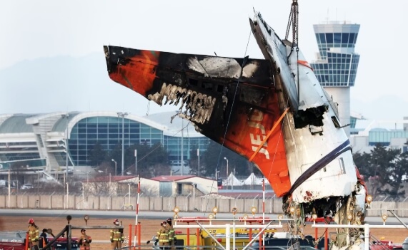 항공사고 조사관이 파편을 수거하는 모습,