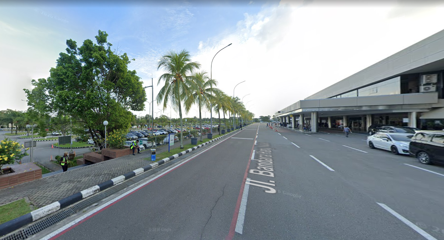 항 나딤 공항 앞 대로