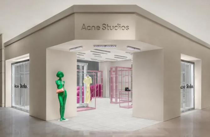 아크네 스튜디오 (Acne Studios)의 기원과 변화를 소개하는 역사 자료 이미지입니다.