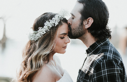 여자에게 이마키스하는 남자