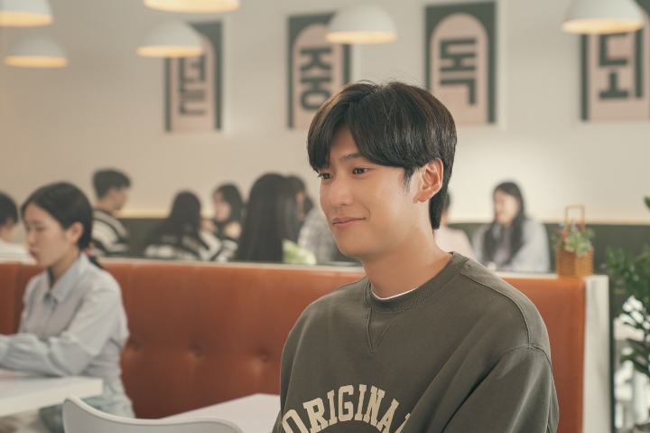 회색맨투맨을입으나인우