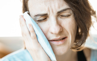 잇몸치료후 통증이 매우 심한 사람