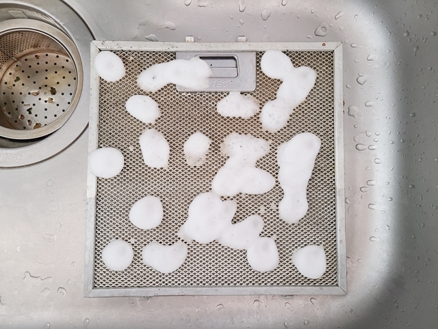 세제를 뿌려놓은 가스레인지 후드