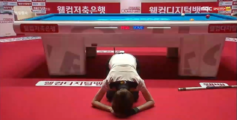 세배를 하고 있는 웰컴저축은행 웰뱅 LPBA 챔피언십 우승자 임정숙 당구선수