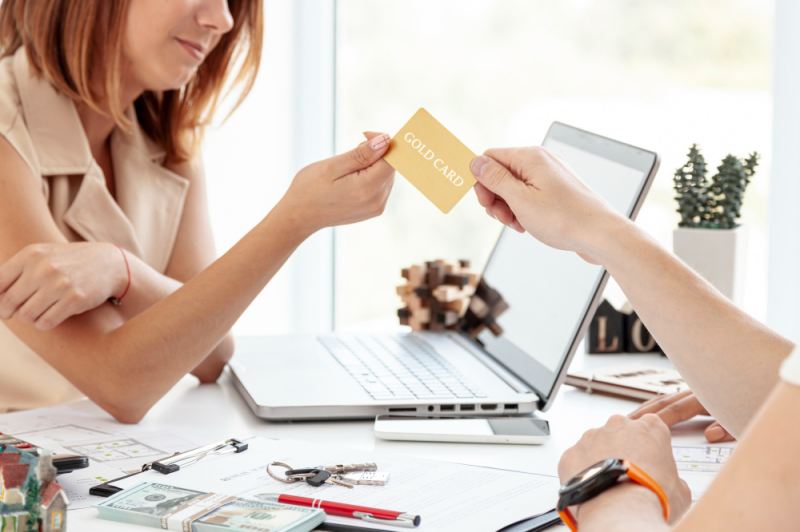 고수익 미끼, 신분증 요구 명의도용 대출 사기 완벽 예방 가이드