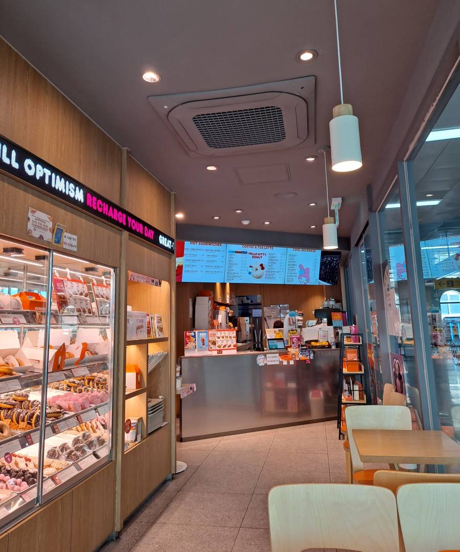 제물포역사 던킨 매장 내부