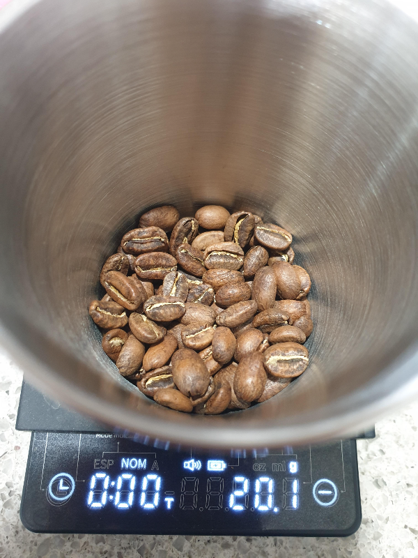 저울위에 20.1g의 커피가 올려져 있다.