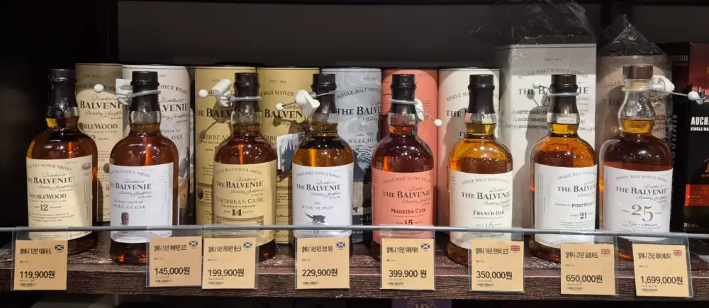 와인앤모어 발베니 위스키 진열장 사진