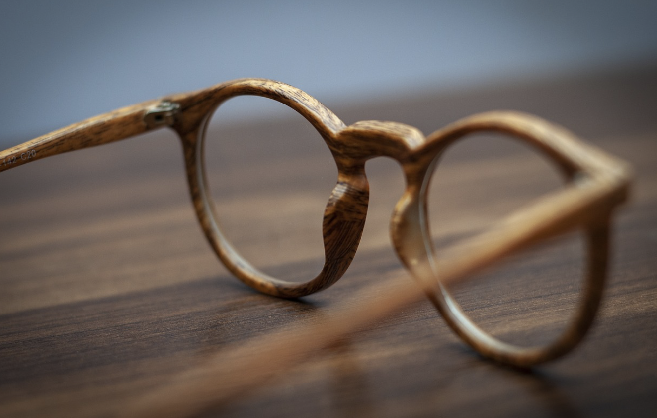 안경의 역사: 단순한 보조기구에서 패션 아이템으로