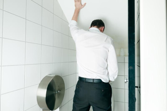 소변-보는-남성