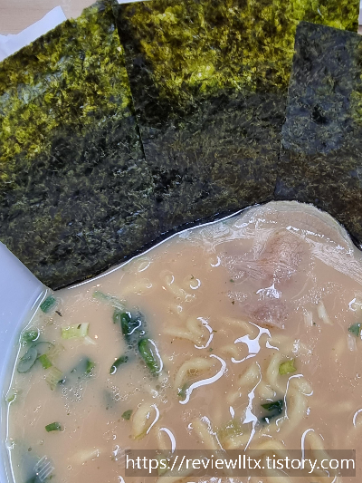 컵라면을 다 만든 사진&#44; 김 세 장을 꽂았다.