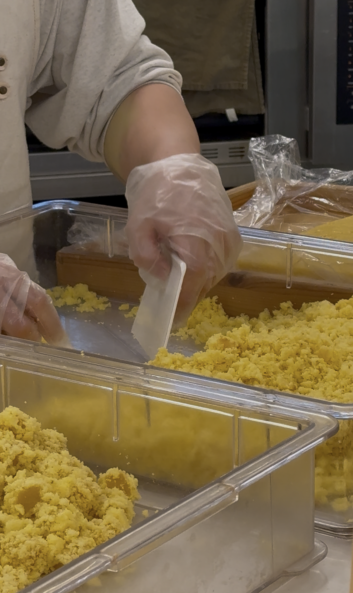 손으로 하나 하나 자르는 호박카스테라인절미