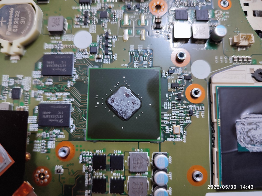 CPU와 칩셋 위에 굳은 서멀 구리스