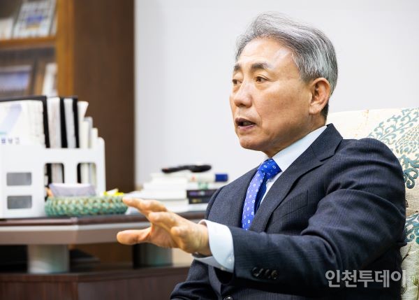윤환 계양구청장 러브 버그 참아라