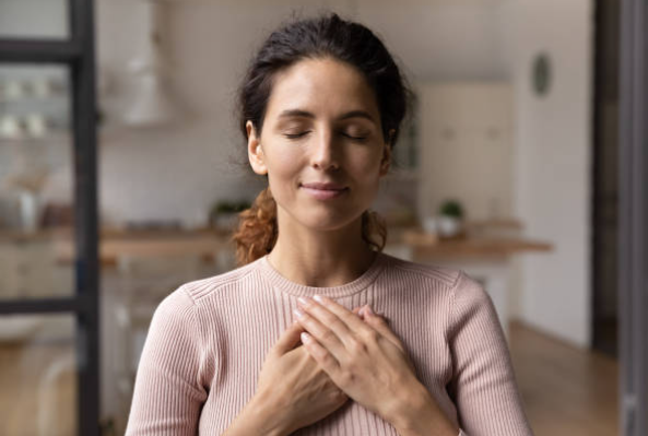 행복한 일상에서 감성을 충전하는 모습의 여성 사진