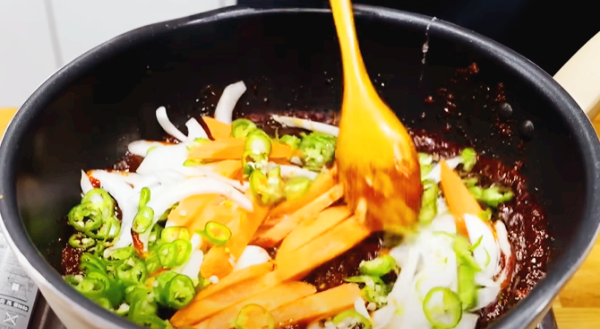 채소 넣고 볶아