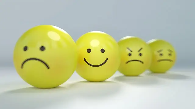불만-미소-화남-슬픔-표정이-그려진-4개의-공