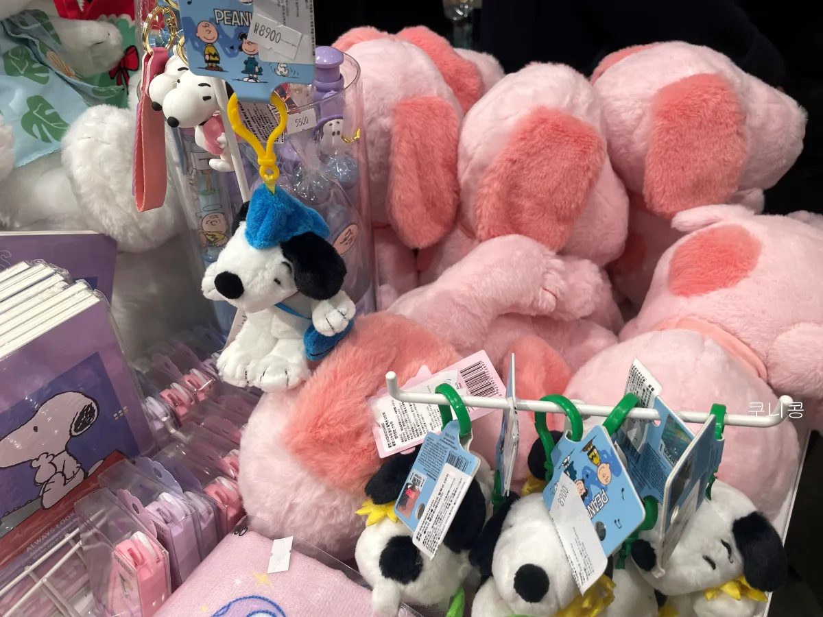 해리포터-미니언즈-스누피-캐릭터-굿즈-소품-구경하기-좋은-미니소-대학로점