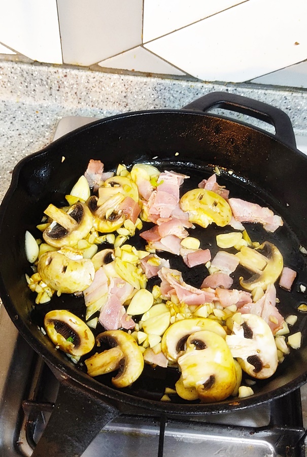 위에 올라갈 베이컨 마늘 양송이 먼저 볶아주기