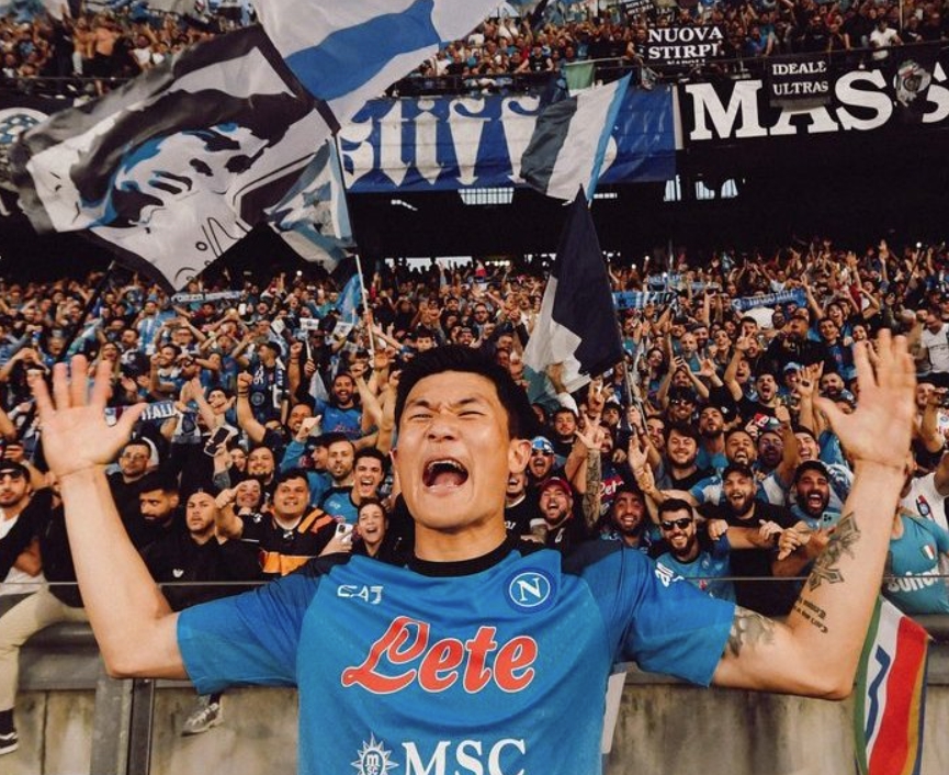 김민재 나폴리 세리에A 우승 맨유 이적 영입 연봉 해외 반응 방한