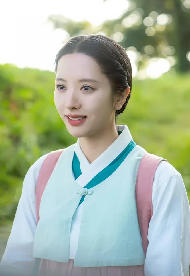 드라마 귀궁의 주인공 여리 역을 맡은 김지연의 대표 홍보 포스터입니다.