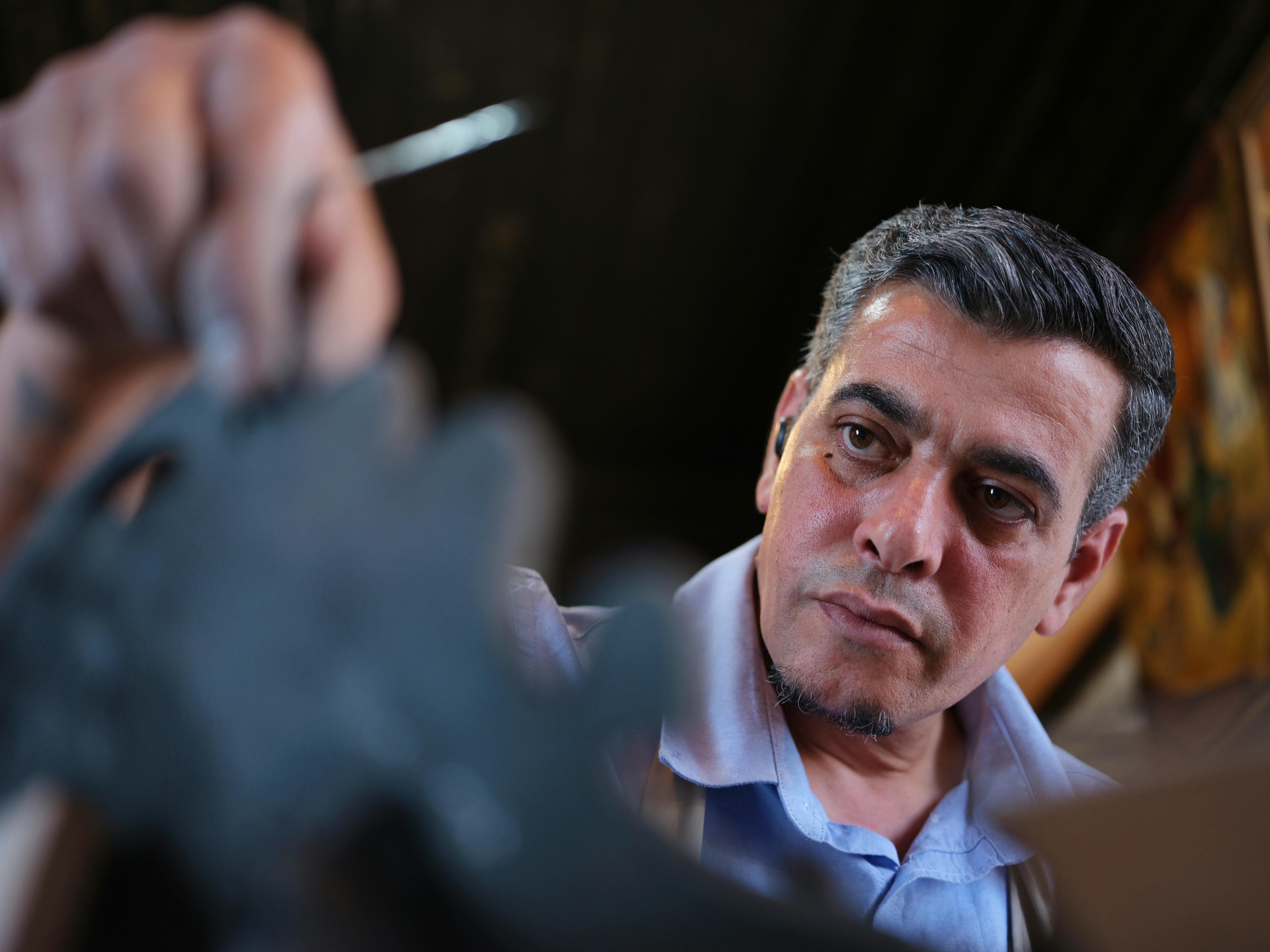 회사에서 벌거벗고 일하는을 상징하는 이미지