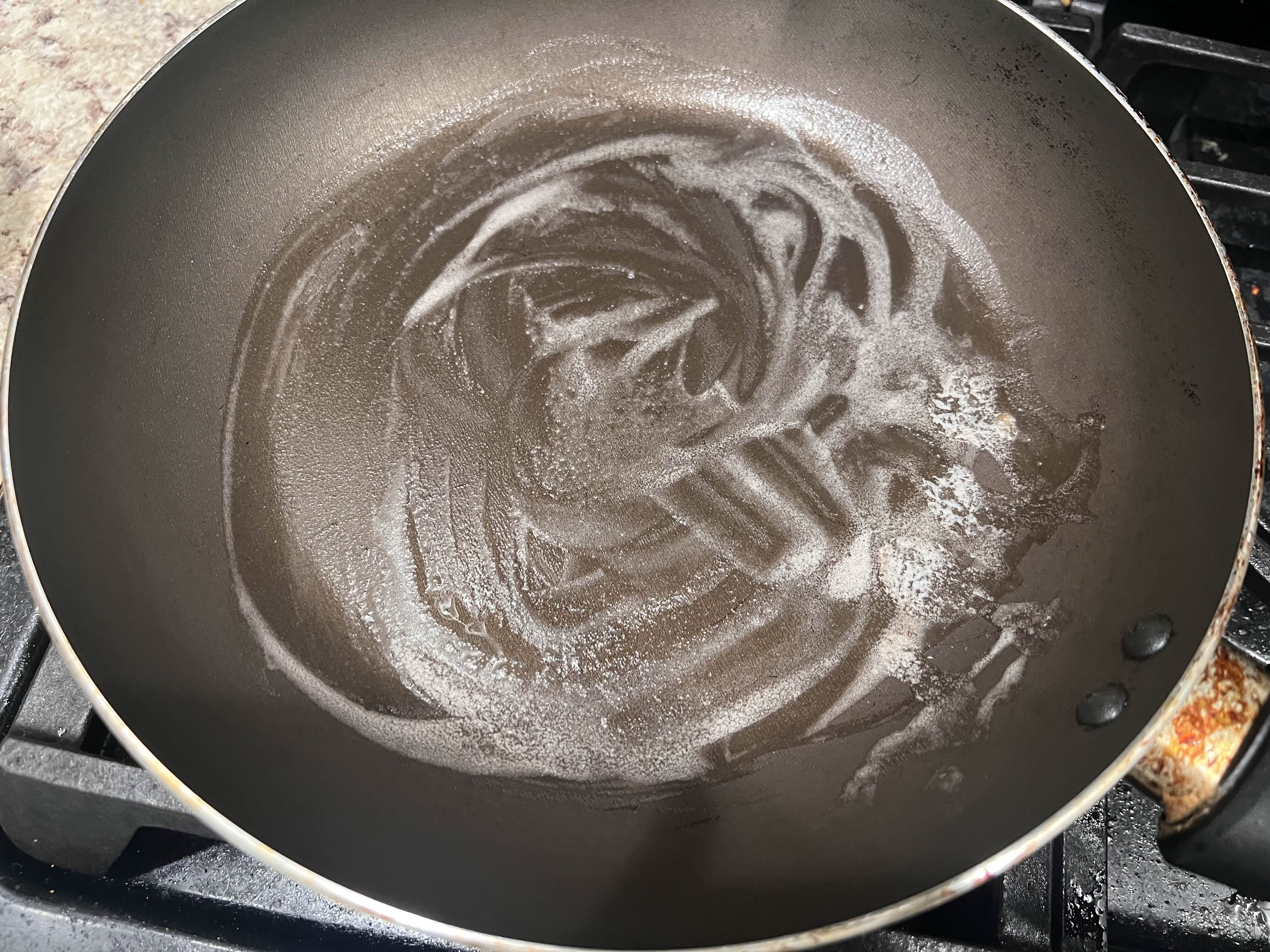 후라이팬에 버터 바르기