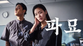 여자-남자-주인공-서있다