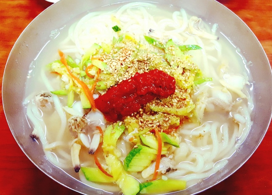 서산 동부 시장 내 바지락칼국수 모습