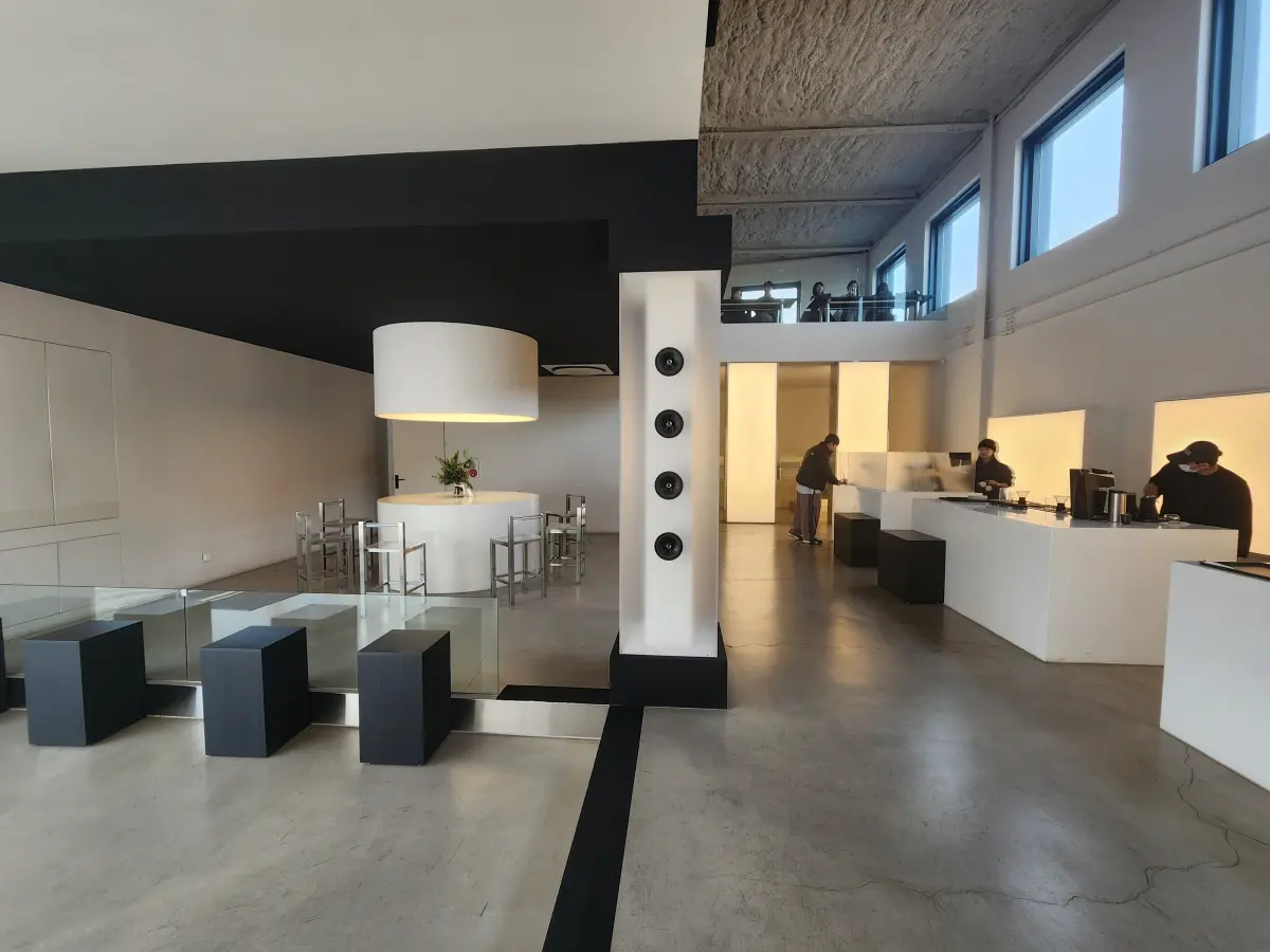 서울-근교-데이트-장소-추천-일산-성석동-숏컷로스터스-대형-카페-미니멀한-쇼룸-스타일-인테리어