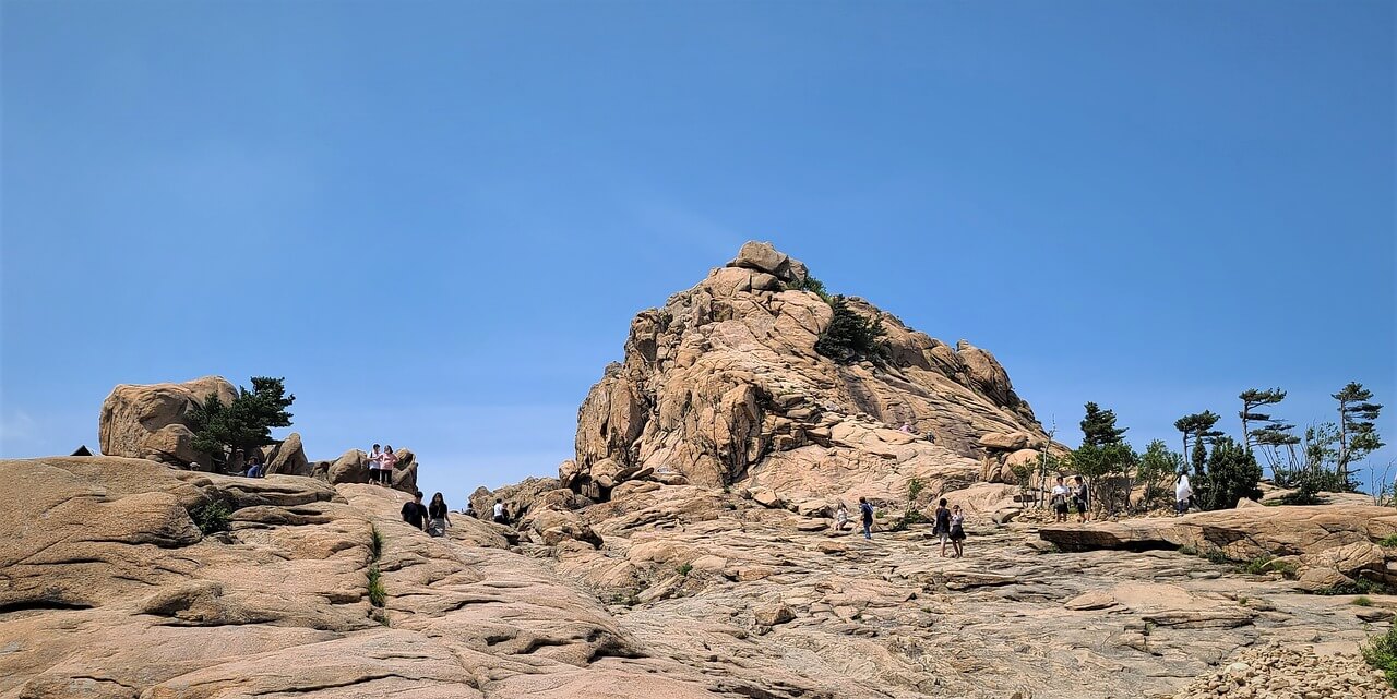 산행을 걷는 모습