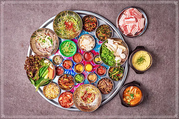 생방송 오늘저녁 수원 인계동 수십가지 반찬, 레트로 옛날 학교 교실 분위기, 냉동 삼겹살 맛집