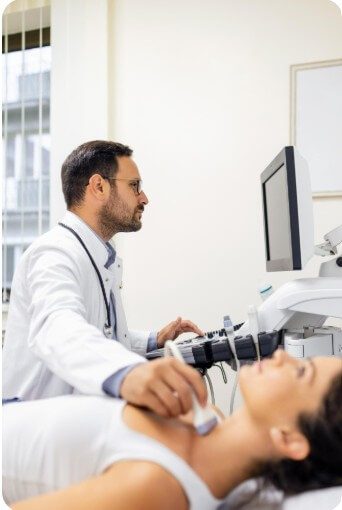 갑상선 초음파를 받고 있는 여성