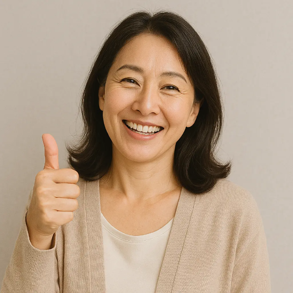 지원금을 받은 후 웃으며 엄지를 들어 보이는 여성의 환한 표정 이미지