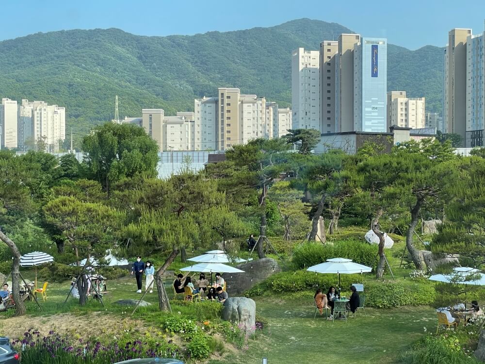 그린플래그-커피-야외-좌석-전경