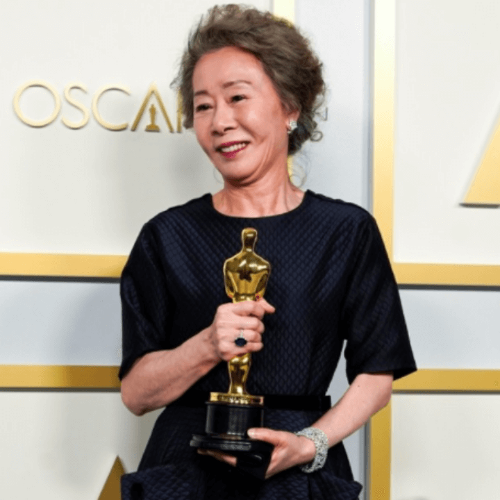 오스카-트로피를-들고있는-윤여정