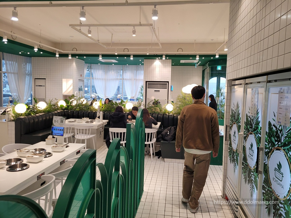 봄담아 샤브샤브 매장 내부