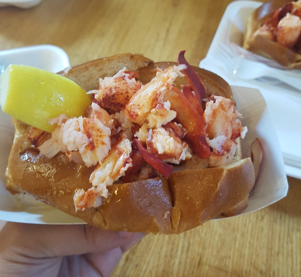 미국 보스턴 퀸시 마켓(Quincy Market)의 랍스터 롤(Lobster Roll)