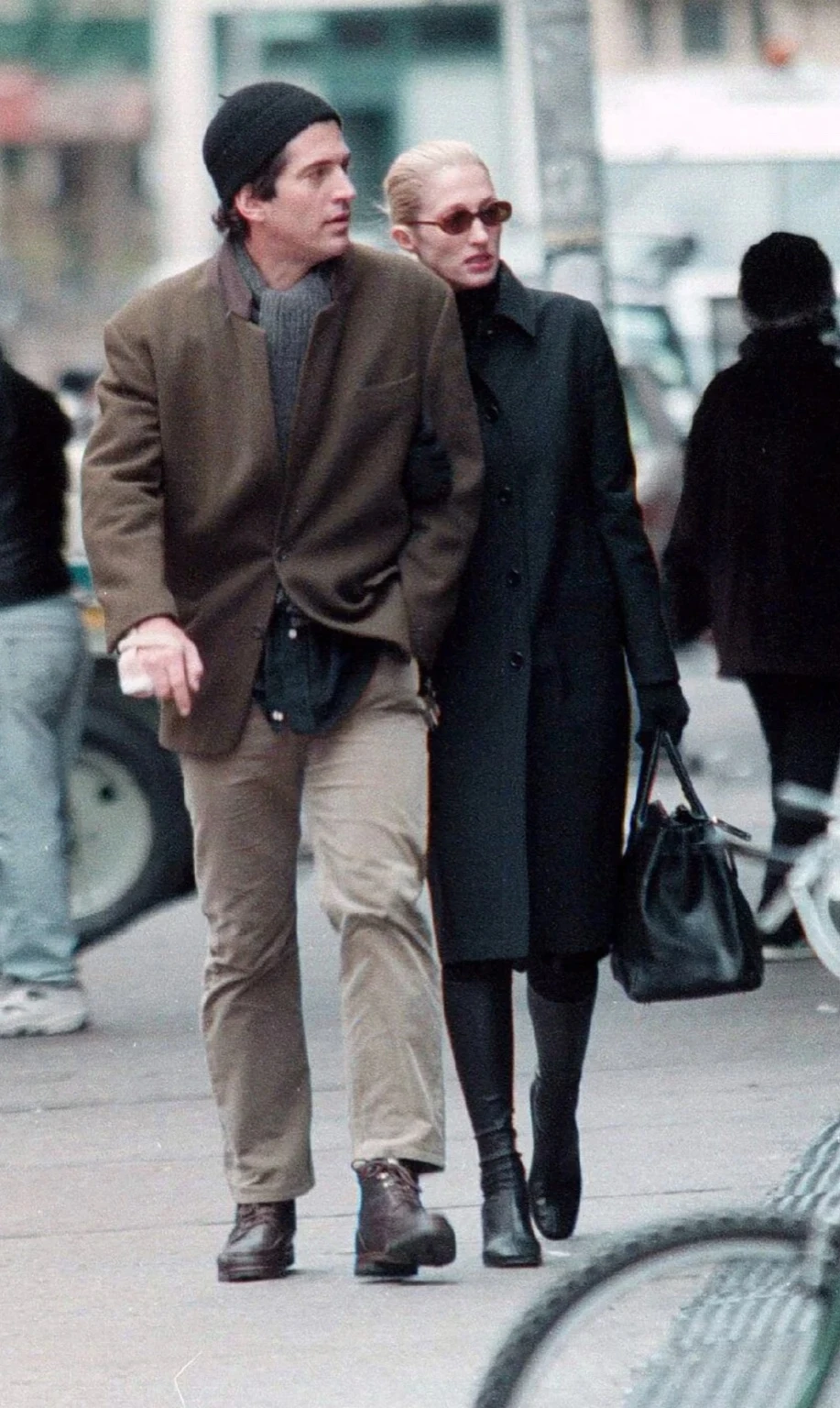 캐롤린베셋&#44;캐롤린베셋케네디&#44;캐롤린청바지&#44;부츠컷진&#44;90년대패션&#44;미니멀리즘룩&#44;콰이어트럭셔리&#44;리바이스517&#44;청바지스타일링&#44;아메리칸러브스토리&#44;HBO드라마&#44;존에프케네디주니어&#44;25년청바지트렌트&#44;레트로패션&#44;벨라하디드패션&#44;셀린느청청&#44;끌로에패션쇼&#44;티스토리패션&#44;트렌드분석&#44;패션아이콘&#44; 올드머니룩